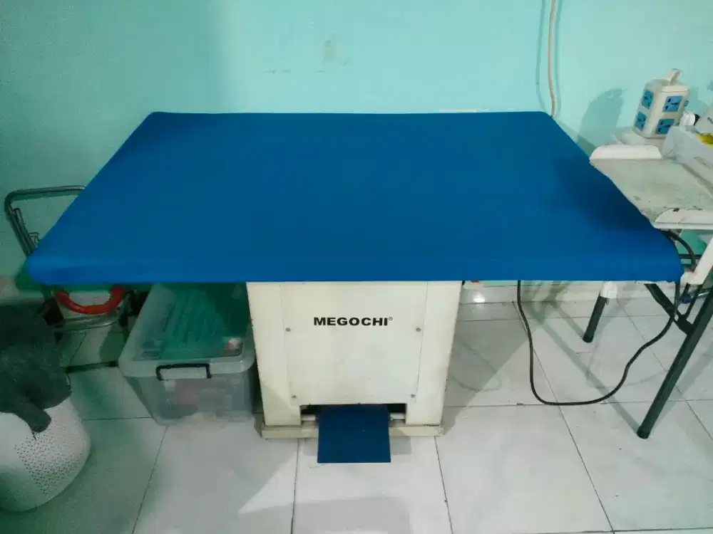 Meja setrika Megochi