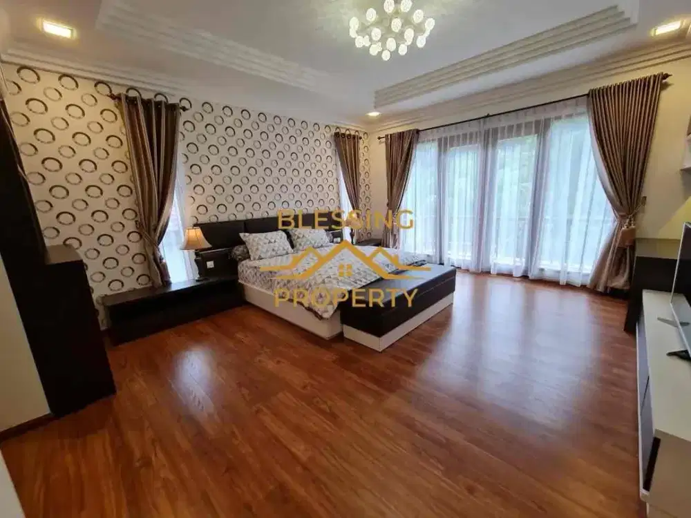 VILLA DISEWAKAN*

Lokasi: Villa panbil, Batam.
Luas Tanah: 600 m²
Fully Furnished & Siap Huni!

Harga Sewa: *$55.000 (SGD) /Tahun*

Spesifikasi:
1. 6 Kamar Tidur
2. 6 Kamar Mandi
3. Kolam