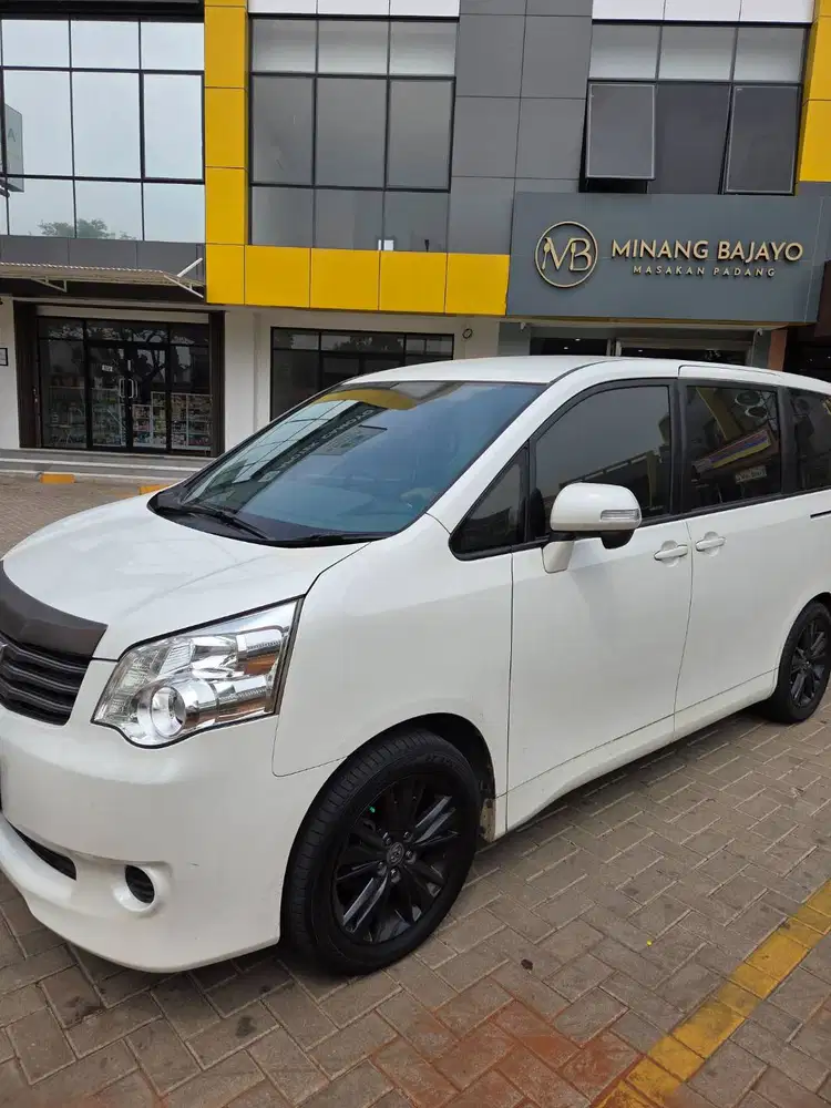 Toyota Nav1 putih 2013