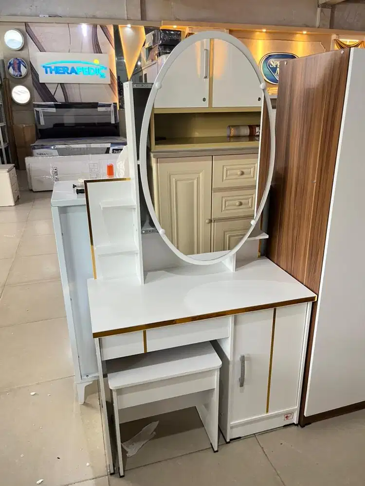 Meja rias kayu warna putih