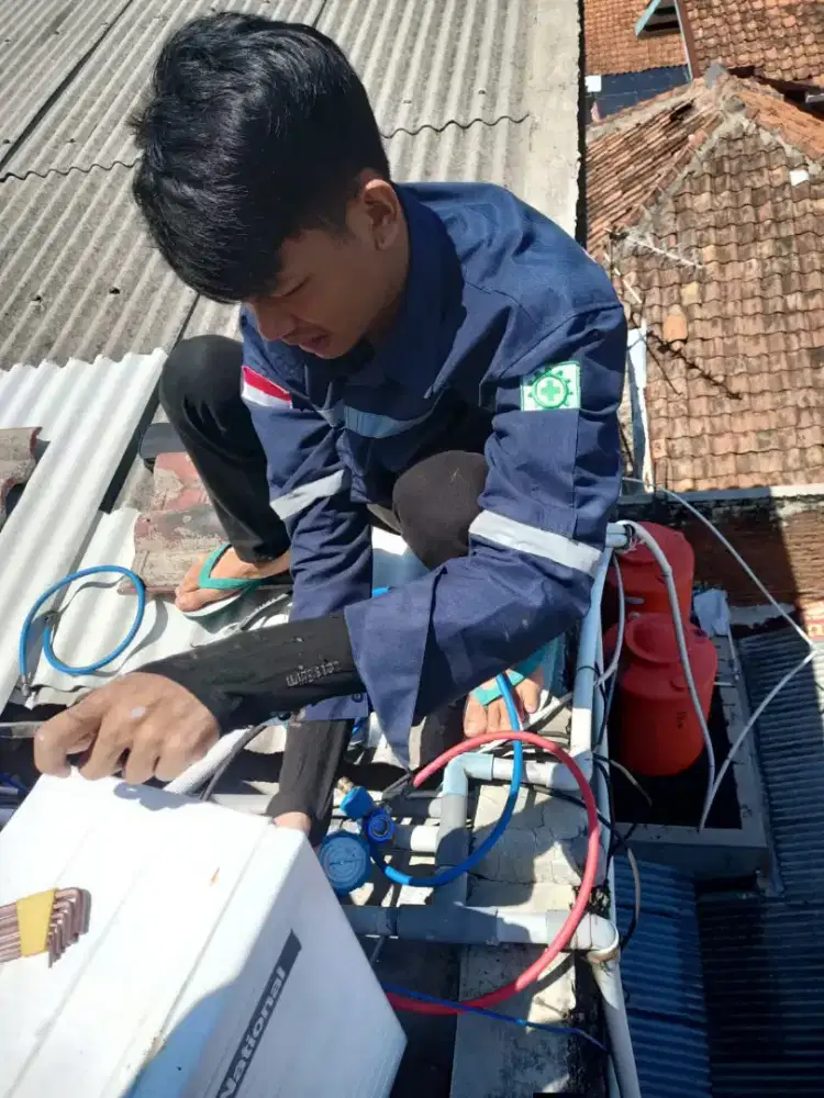 Service AC, kulkas, freezer, showcase, mesin cuci,dll