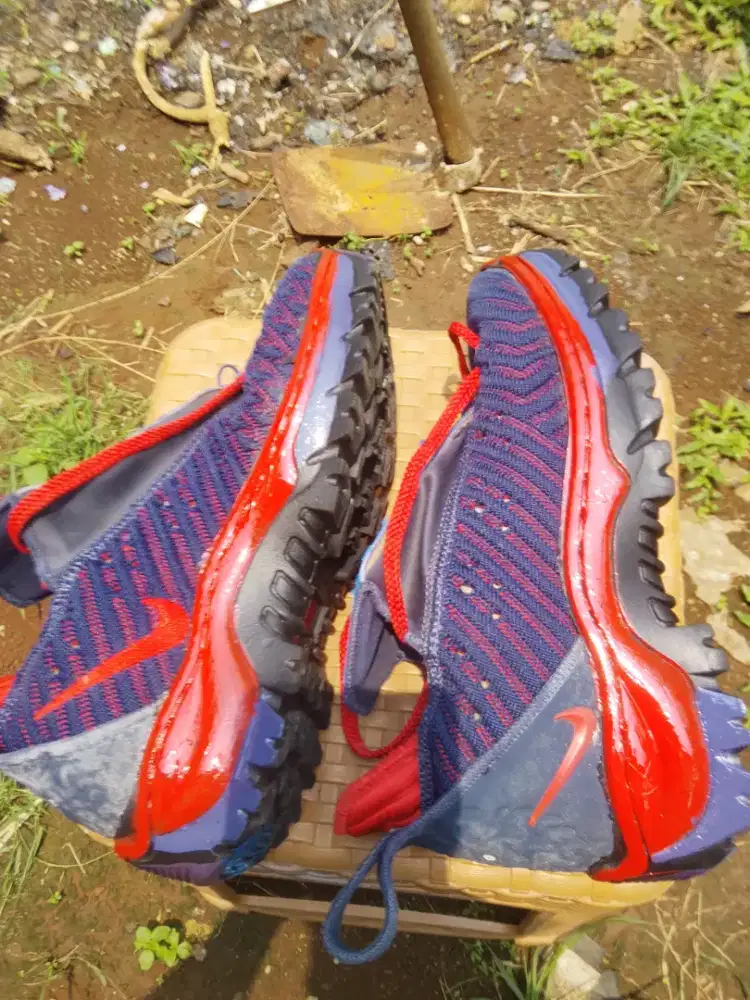 Sepatu Nike utuh