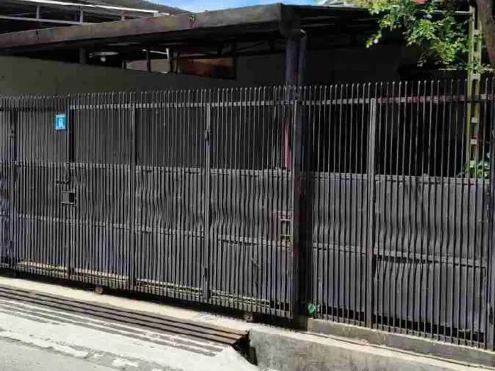 Jual Cepat. Murah  harga dibawah pasaran ,rumah pinggir jalan ramai ,nego sampai jadi  ,Mainroad Cisaranten baru,  bisa untuk dagang atau usaha apa aj