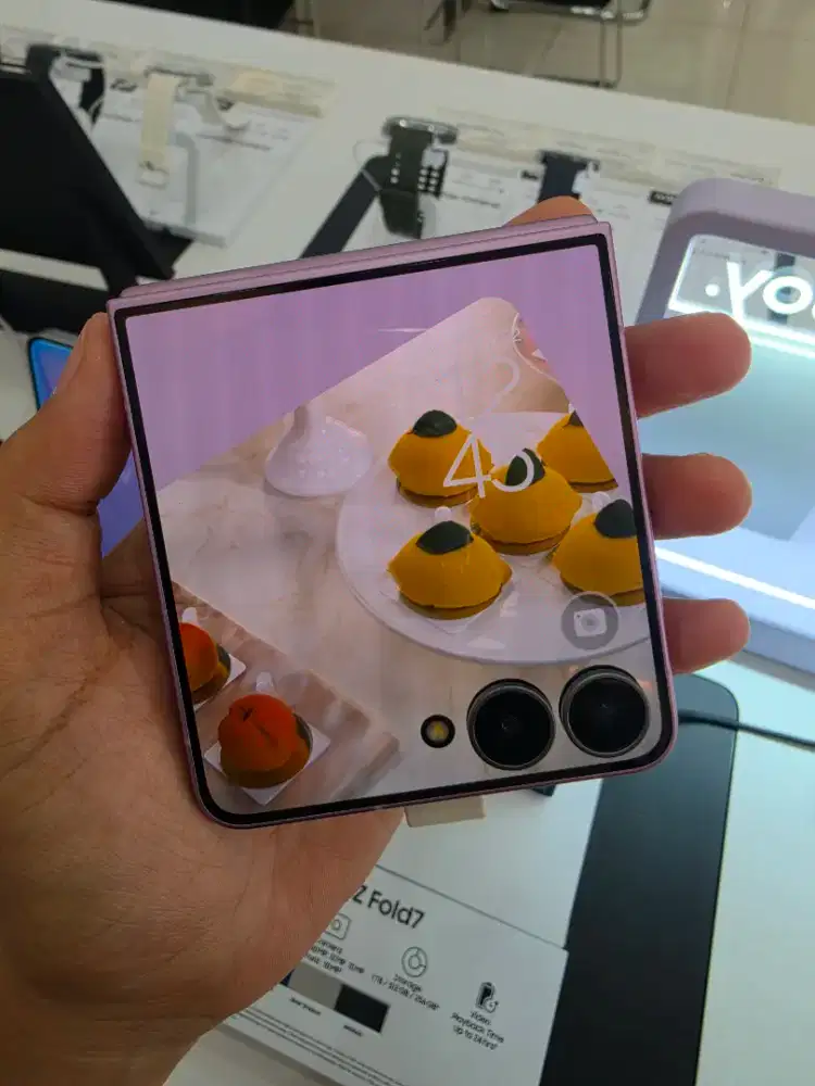 NEW SAMSUNG FLIP 8