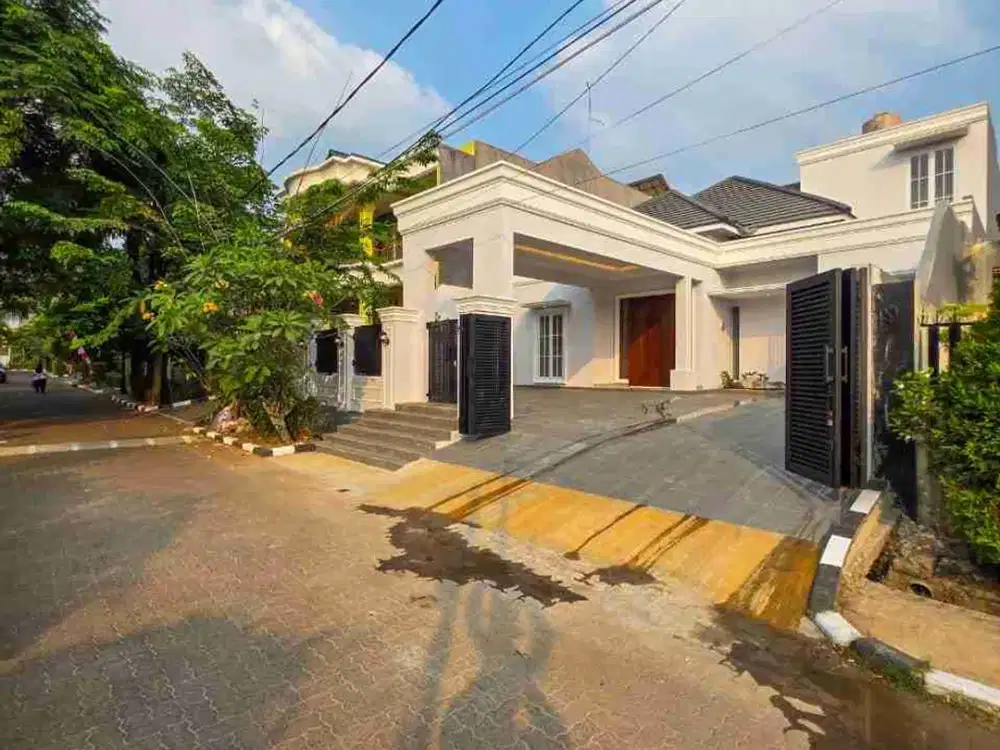 DIJUAL RUMAH BARU AMERICAN CLASSIC
- LEBAK BULUS, JAKARTA SELATAN


Rumah baru bergaya American Classic yang elegan, berada di
dalam komplek yang aman dan nyaman di kawasan Lebak bulus