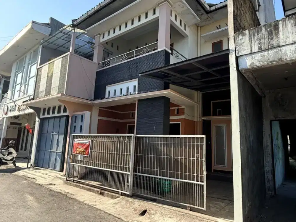 Dijual Rumah 2 Lantai Cocok Untuk hunian Dan Kantor Lokasi Dekat UPN AMIKOM