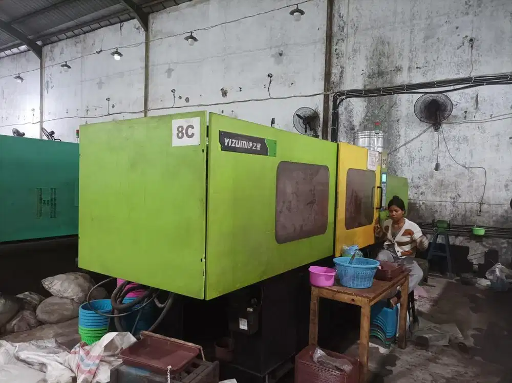 Mesin Injection YIZUMI UN260SK Cetak Plastik Plastic Moulding 320T