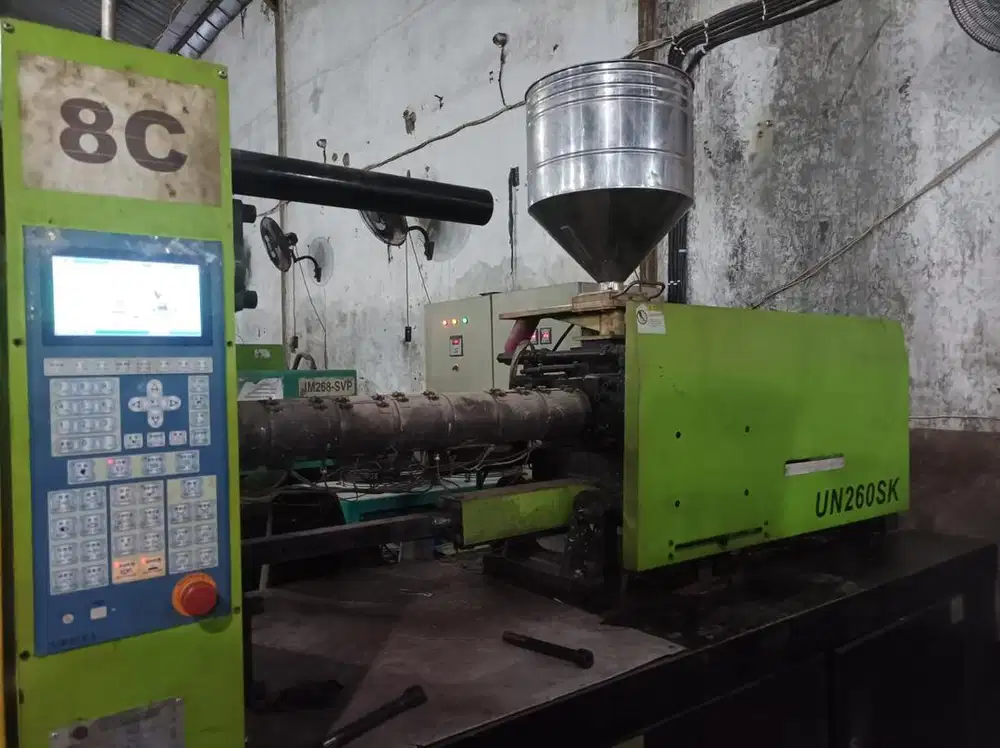 Mesin Injection YIZUMI UN260SK Cetak Plastik Plastic Moulding 320T