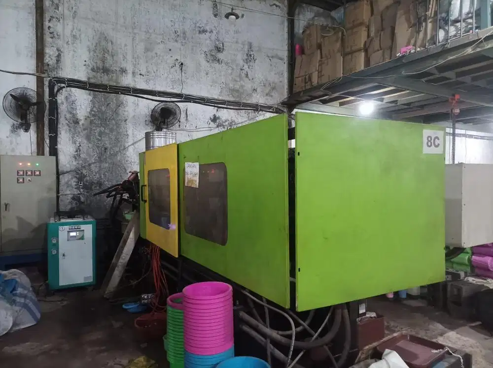 Mesin Injection YIZUMI UN260SK Cetak Plastik Plastic Moulding 320T