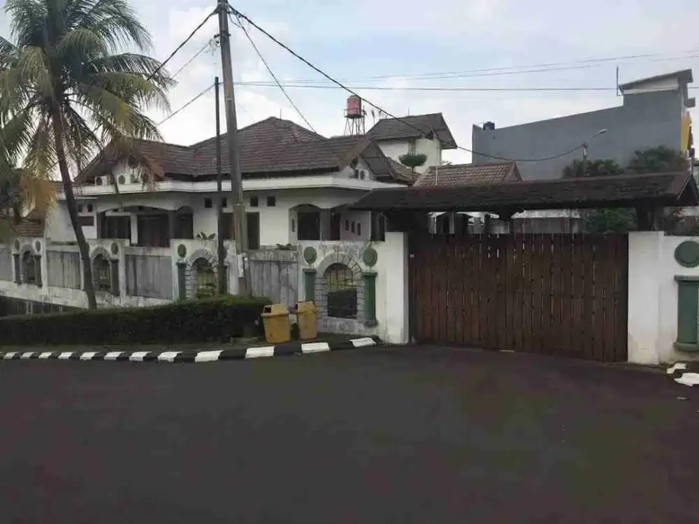 JUAL RUMAH BESAR DAN LUAS ADA POOL PRIBADI DI GEMA PESONA DEPOK