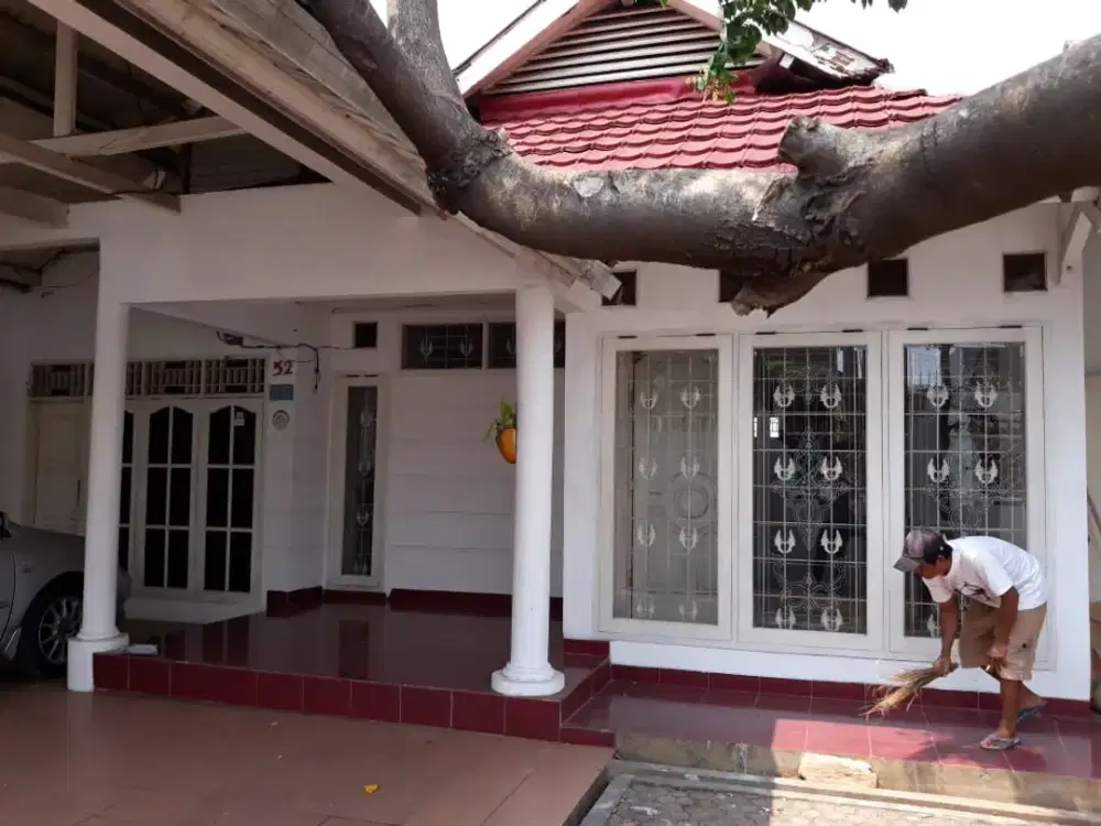 DIJUAL MURAH! RUMAH KEBON JERUK LT 301M², PARKIR 4 MOBIL