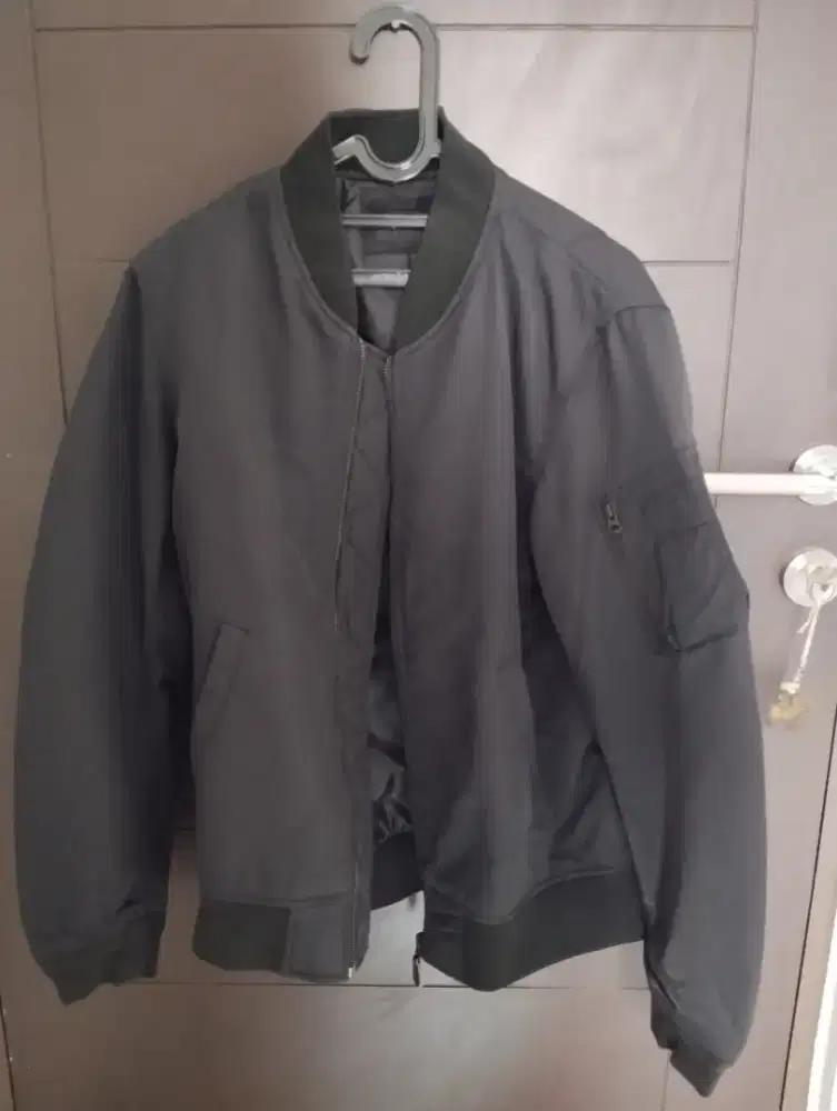 jaket bomber uniqlo size L baru 2x pake