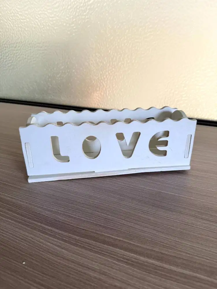 Wadah / Rak Kayu Shabby Chic LOVE Putih (Rp 15.000)