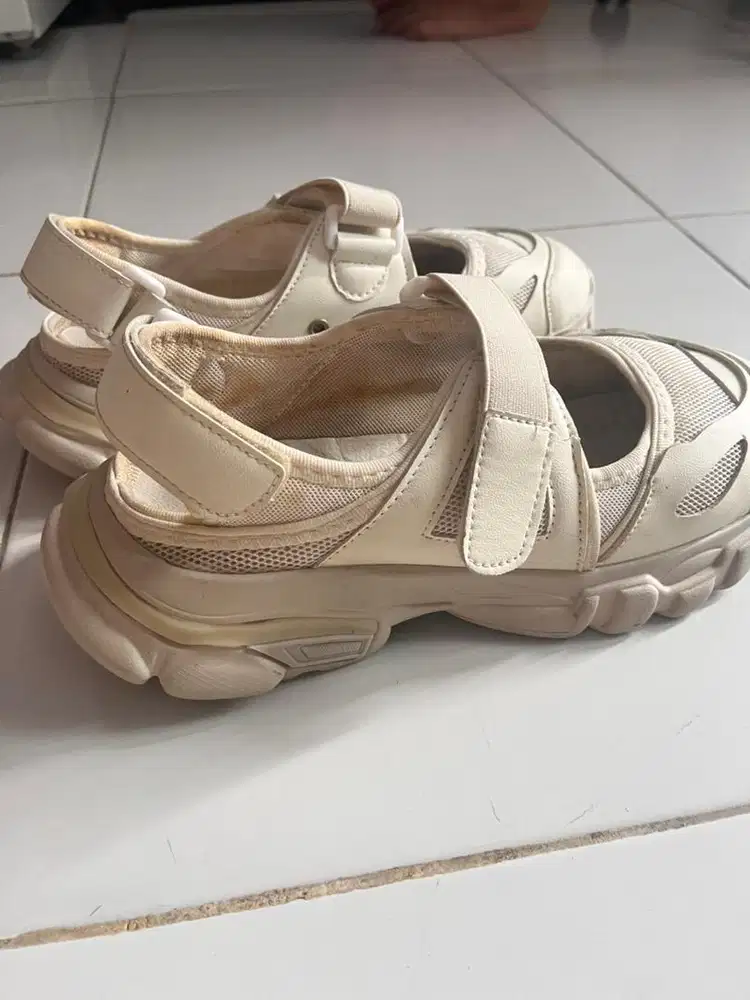 sepatu sneakers wanita