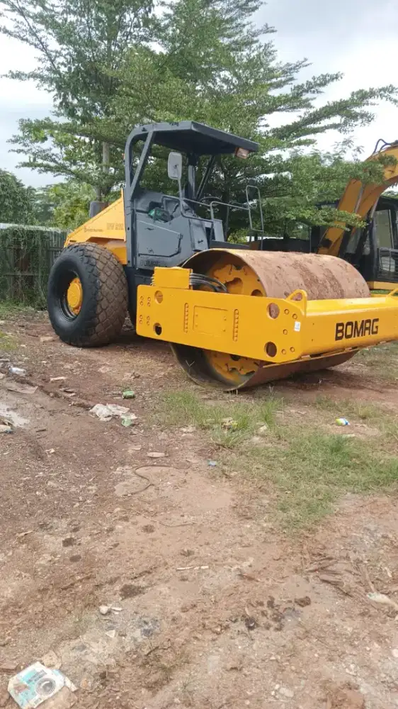 Wales Crane dumptruk excavator becko pc50 breaker vibro dozer