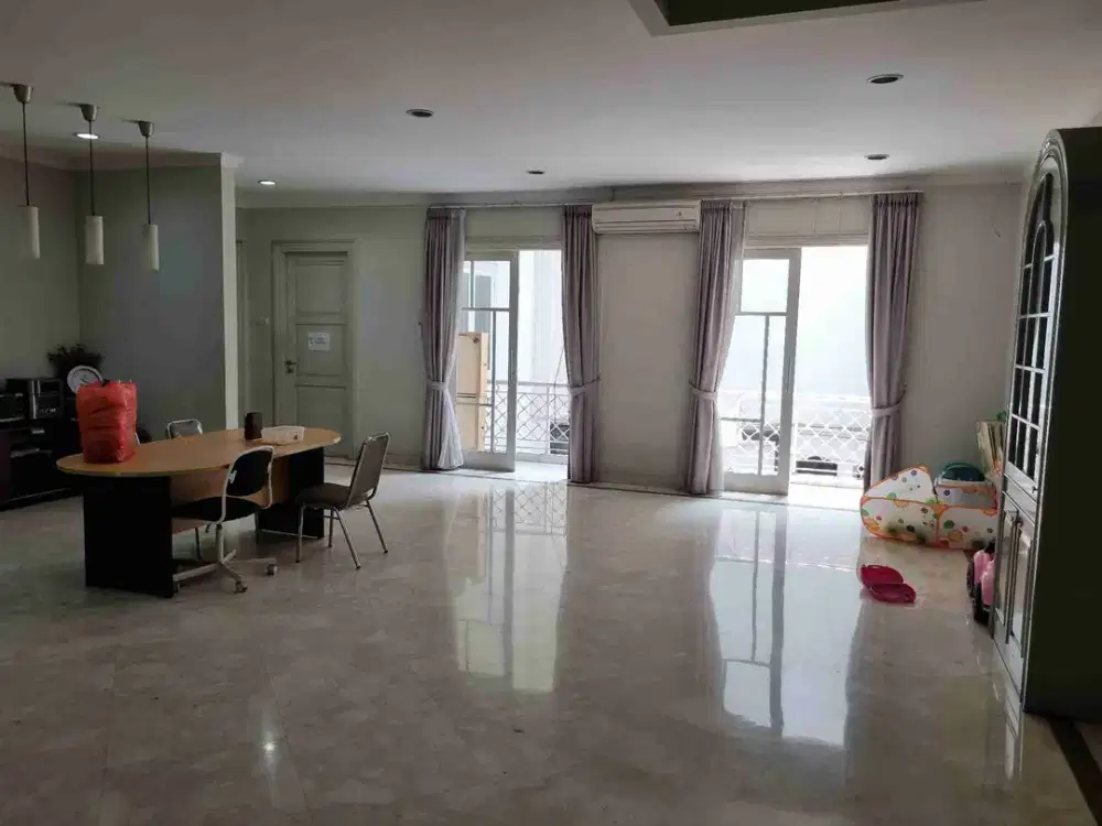 Rumah bagus sekali 3 lantai di jalan raya