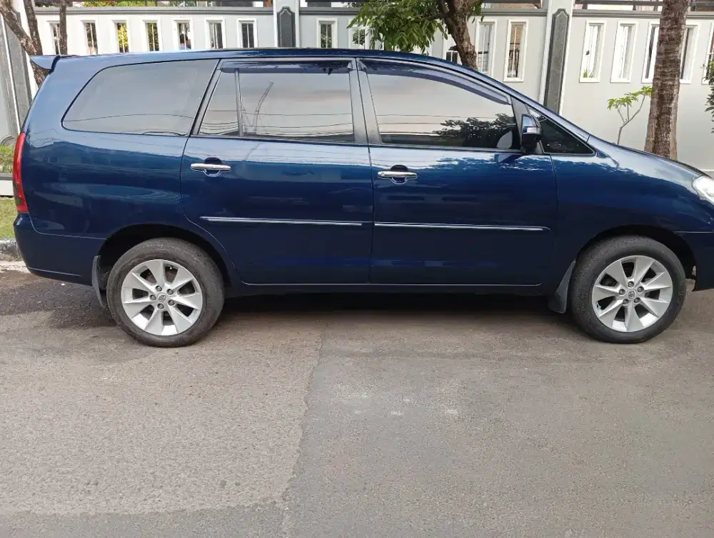 Kijang Innova tipe V tahun 2005. Sangat sangat baik.