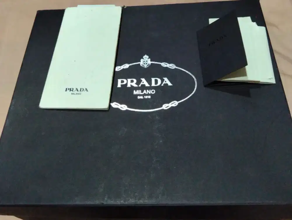 Sepatu wanita merek PRADA