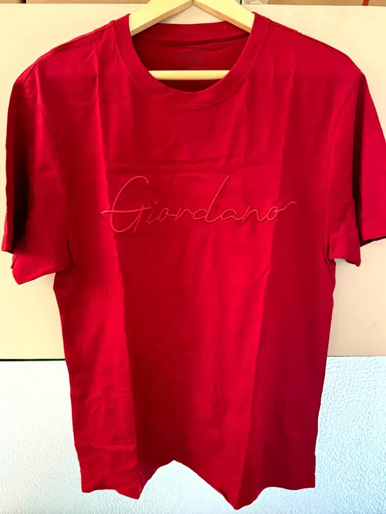 Kaos Pria Giordano Original Merah Cabai / Red Embossed Script Logo