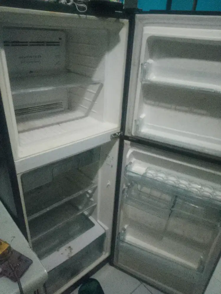 Dijual kulkas 2 pintu hitachi