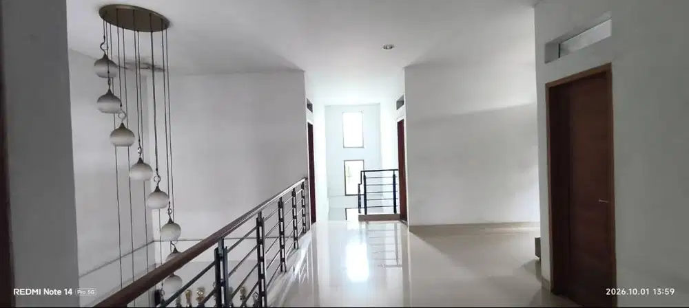 Dijual rumah mewah dan besar, dengan akses jalan 2 muka