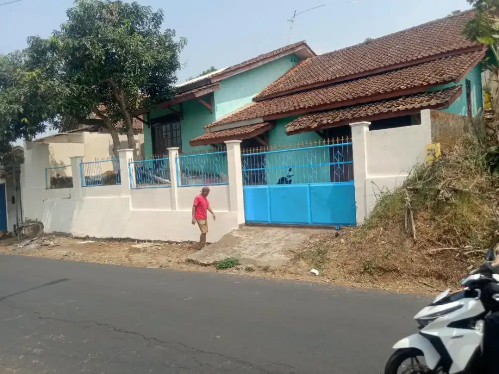 Rumah diatas bukit di pinggir jalan