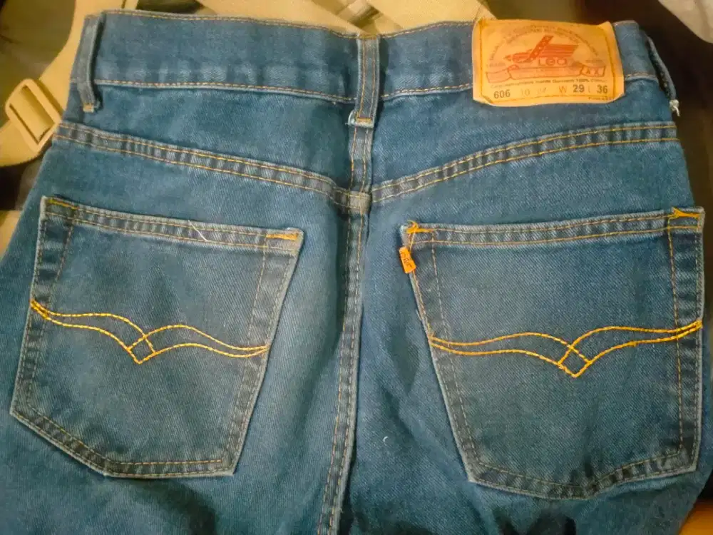 celana levis pria lea