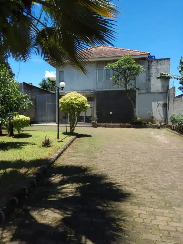 Rumah dan workshop. Lokasi nempel BSD Nusa Loka. halaman luas