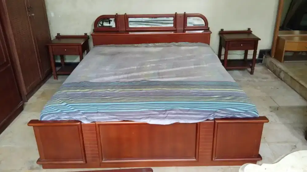 Kasur kayu + 2 meja keci kanan kiri, kondisi bagus vintage