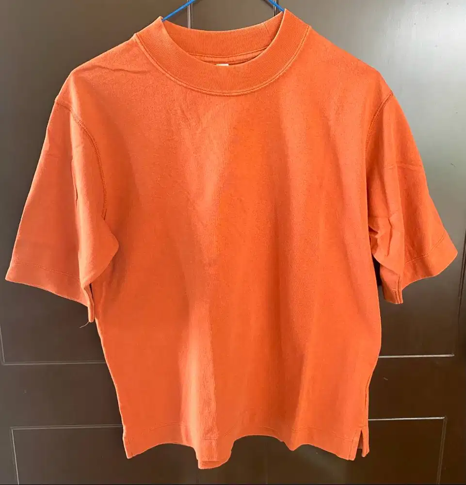 KAOS UNIQLO MERAH BATA  -  ORIGINAL – SIZE S – PRELOVED