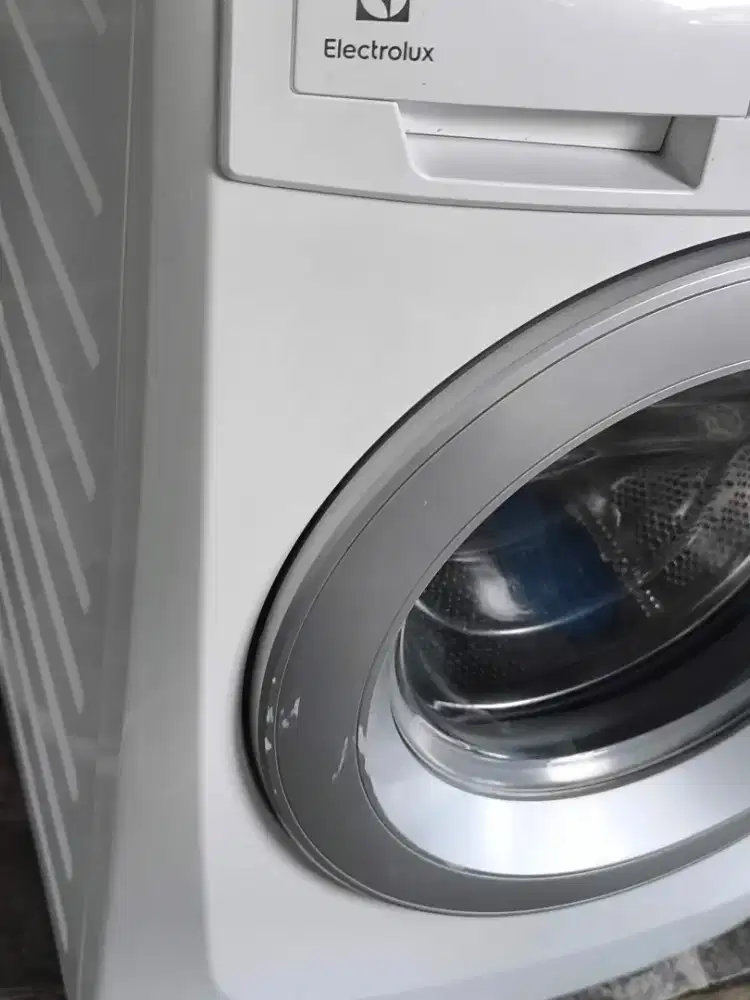 Mesin cuci front loading 7.5 kg electrolux