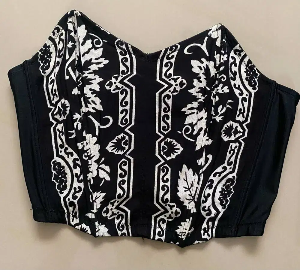 KORSET HITAM MOTIF – PRELOVED