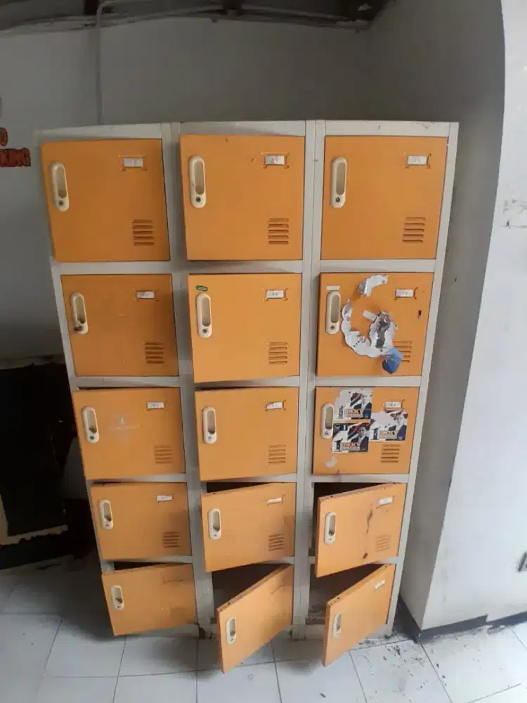 Lemari besi locker 15 pintu