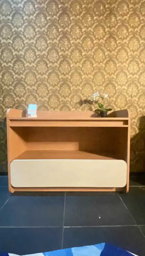 Meja kabinet minimalis