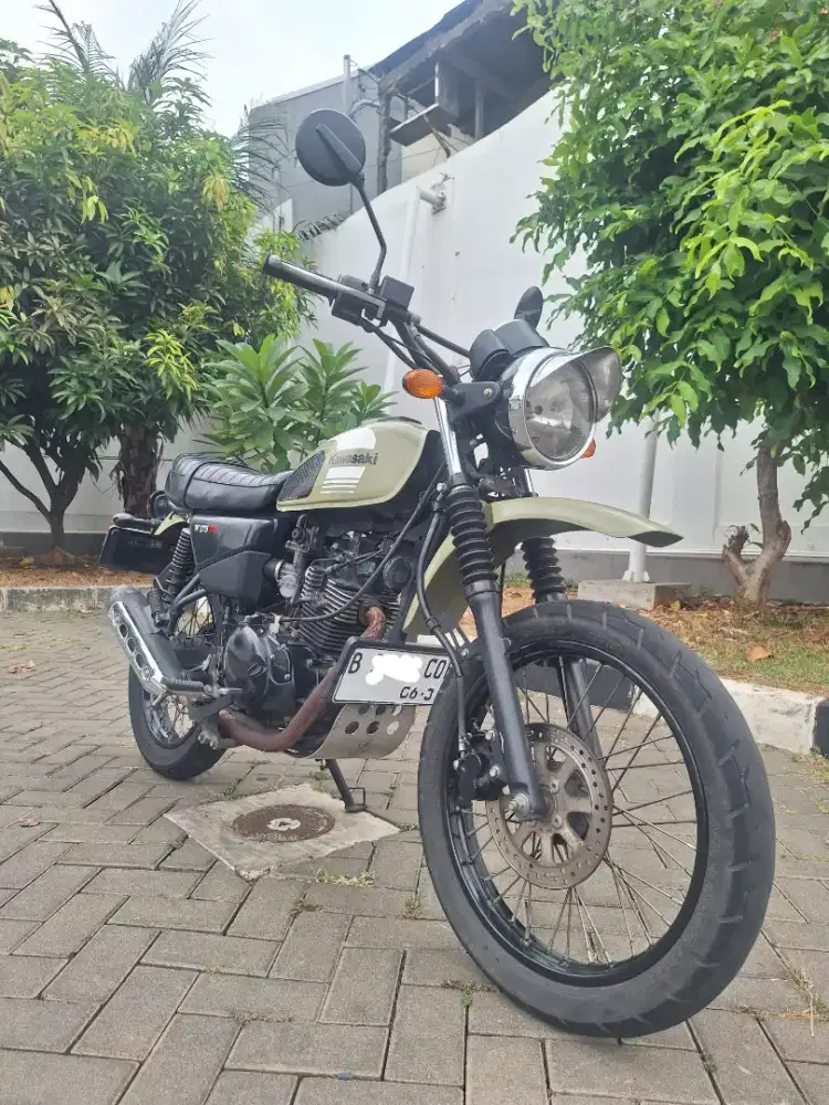 Kawasaki W175 TR Green Olive 2021