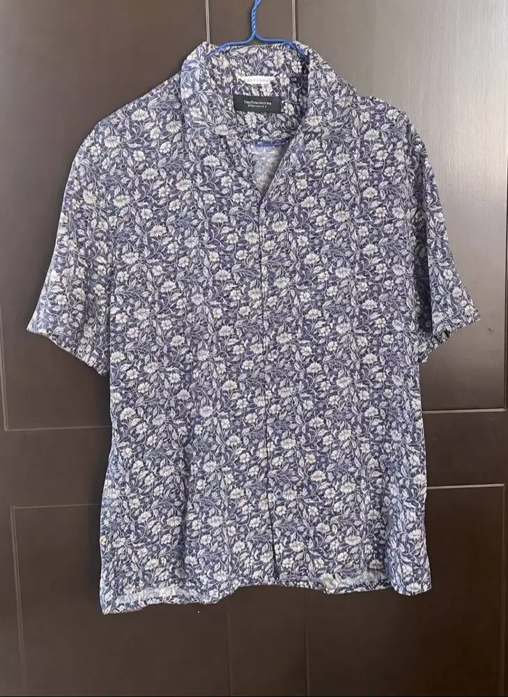 KEMEJA THE EXECUTIVE – REGULAR FIT – M – PRELOVED LIKE NEW