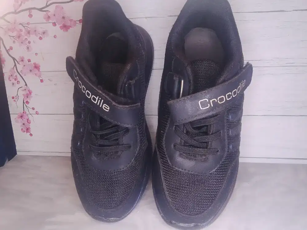 Sepatu sekolah anak