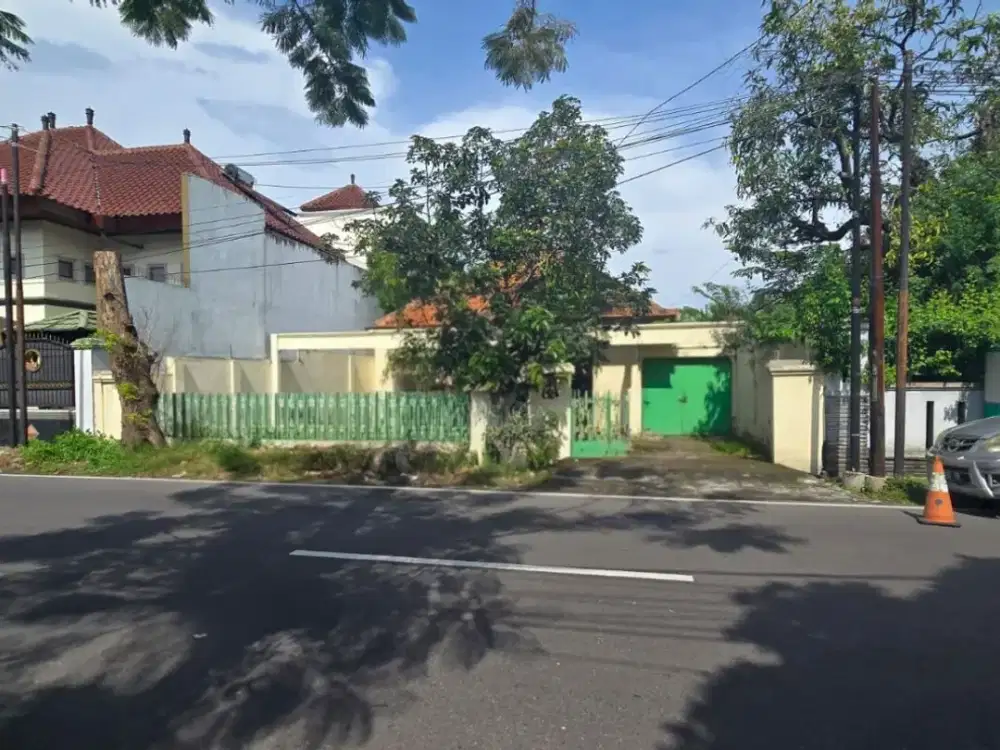 Rumah Lama Strategis Hitung Tanah di Manahan, Banjarsari Solo