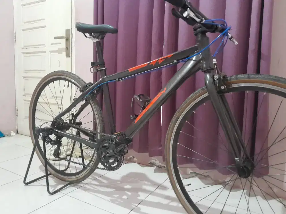 Sepeda hybrid 700c