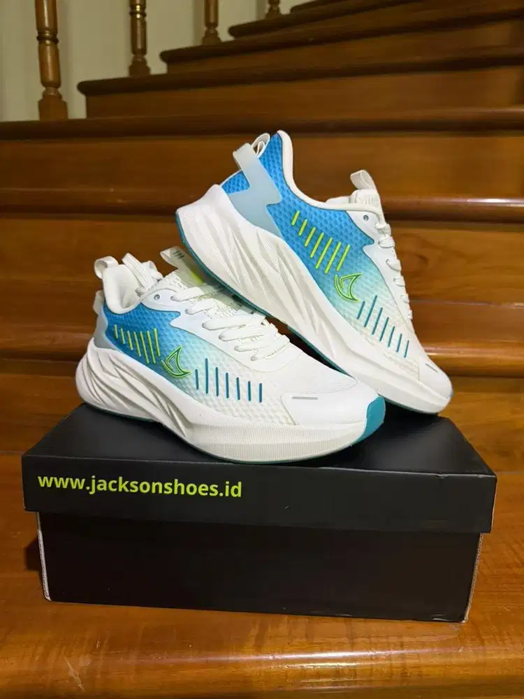 Sepatu lari brand Jackson