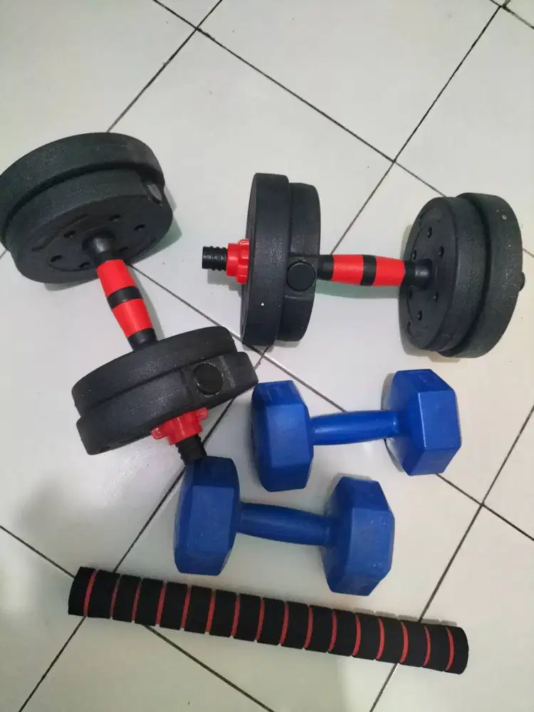 Barbel 10 kg dan sepasang dumbel 4 kg