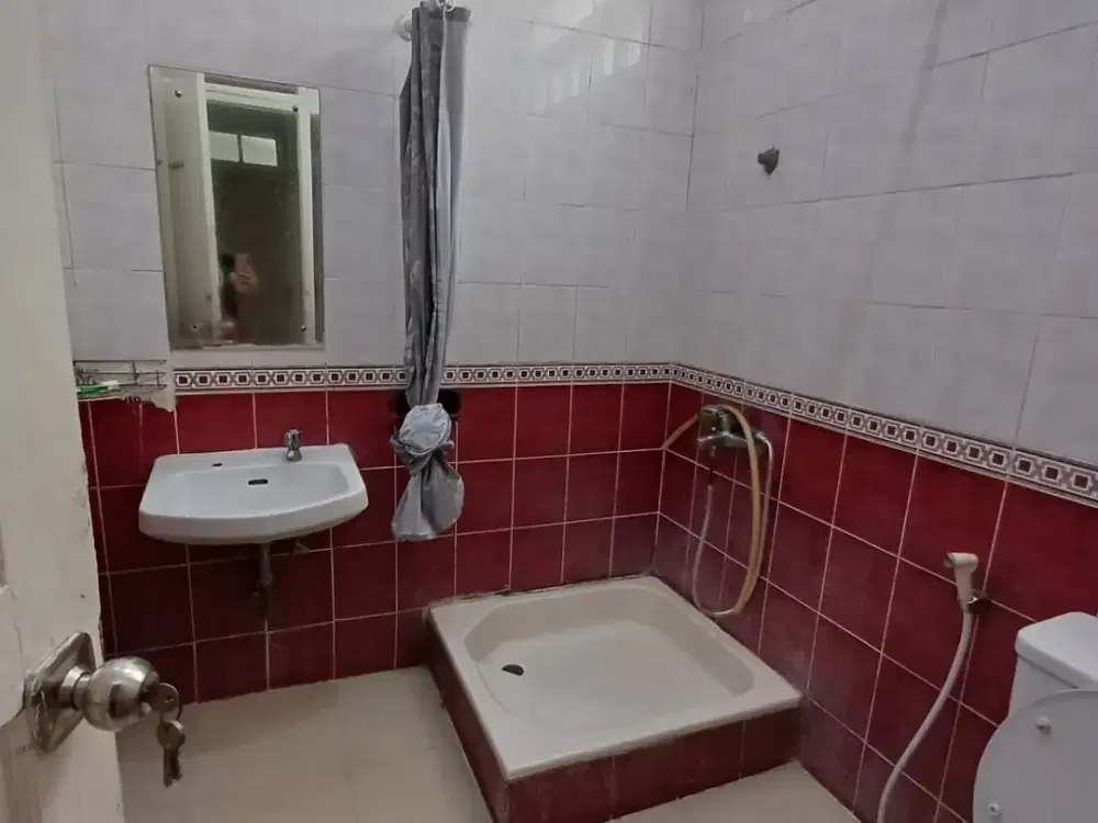 Rumah 2 Lantai Hadap Taman di Kota Wisata