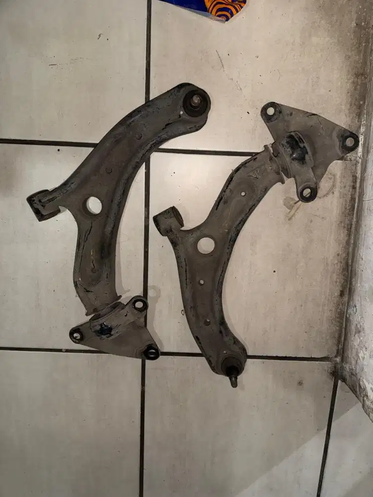 Lower ARM dpn kanan & kiri dan reaksteer assy