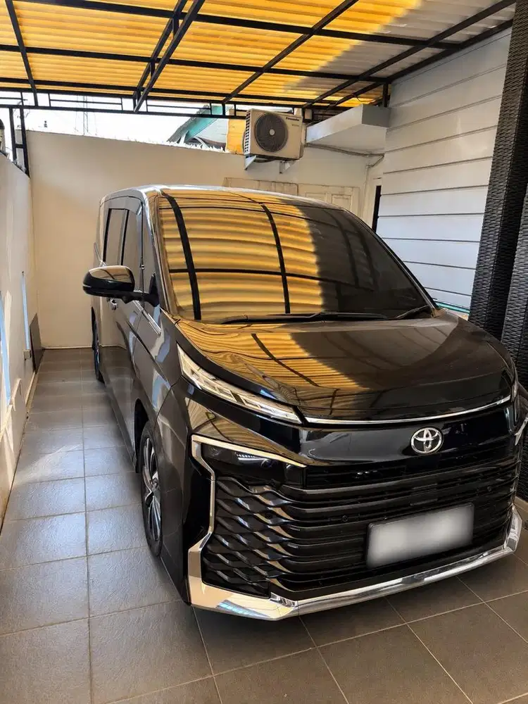 Voxy matic 2023 Low km