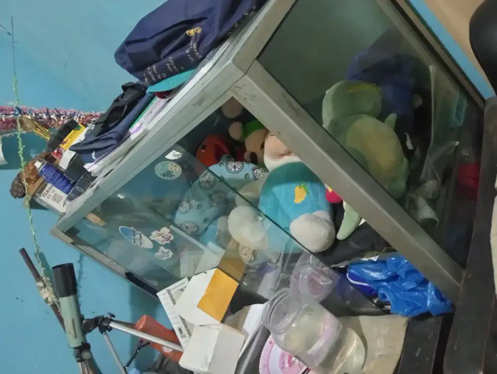 Etalase kaca 3 tingkat