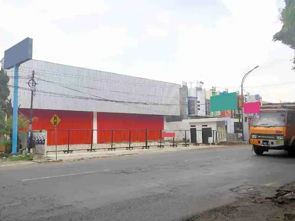Lokasi Strategis! Gudang/Ruang Usaha 2 Bangunan Jejer di Jl. Utama Sunandar Priyo Sudarmo, Parkiran Luas SHM