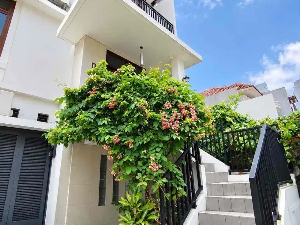 Dijual rumah 3 lantai bersih rapi strategis di area senopati jakarta selatan