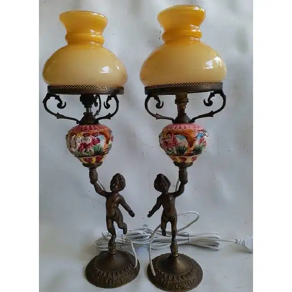 2 biji antik lampu duduk model majolica Capodimonte dengan model anak