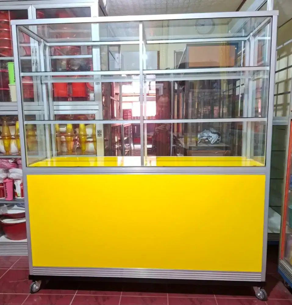 Etalase Perlengkapan Usaha