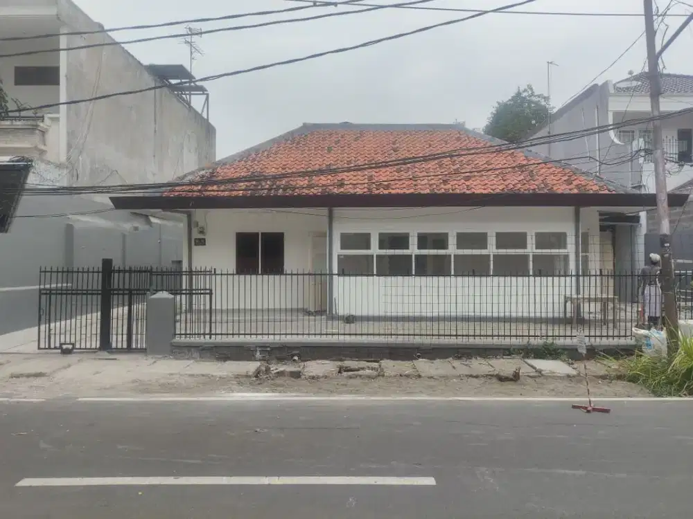 Disewakan Rumah New Renovasi Lokasi Strategis di Jalan Utama Luas 353m2 di area Petojo Jakarta Pusat